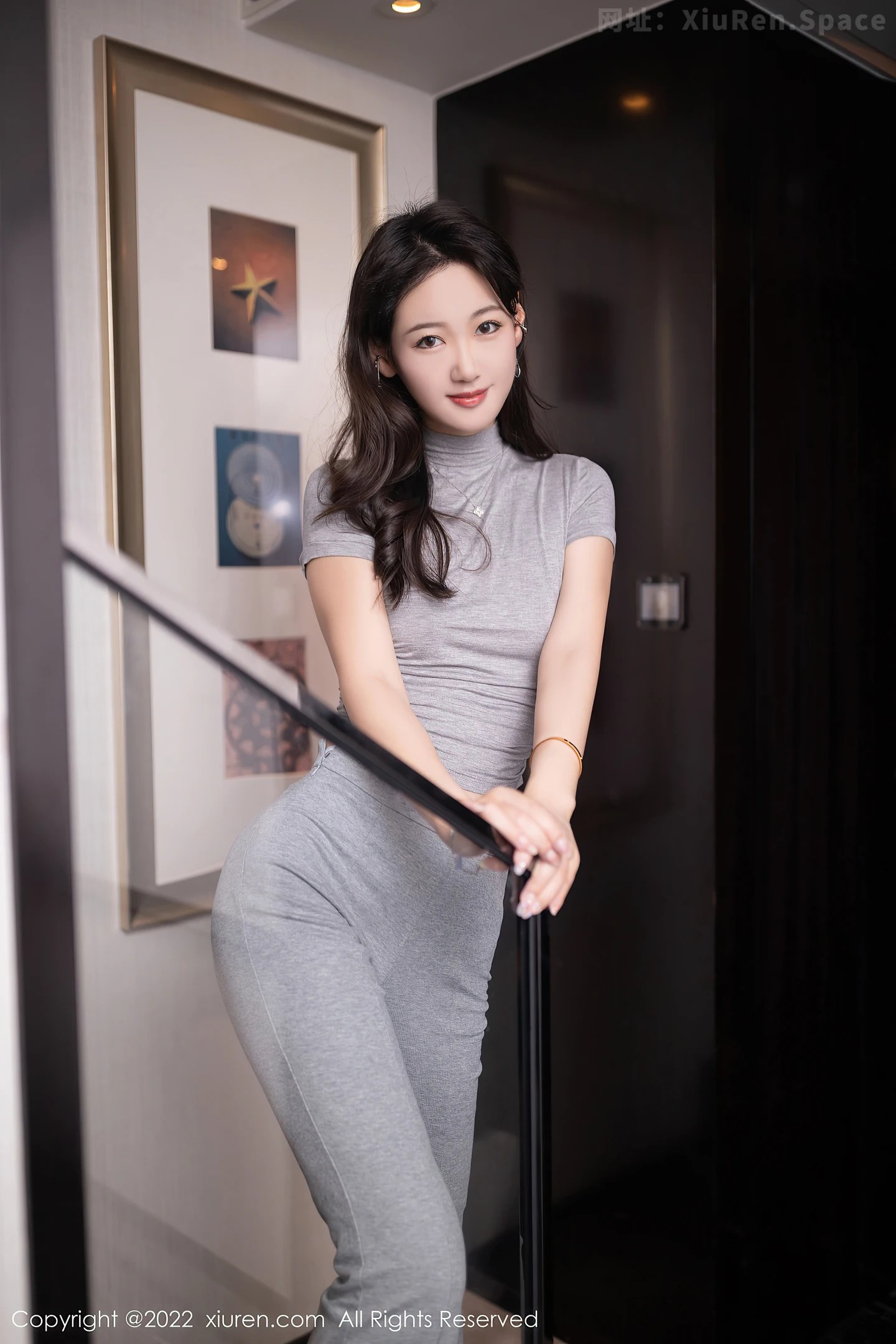 图片[6]-[XiuRen秀人网] VOL.5608 模特唐安琪北京旅拍性感灰色紧身套装半脱露蕾丝内裤诱惑写真78P-秀人网官方网站